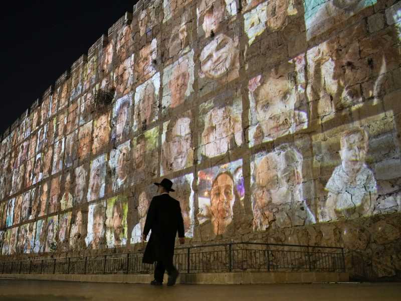 Foto di ostaggi israeliani proiettate sui muri della Citt&agrave; Vecchia di Gerusalemme. (AP Photo/Leo Correa)&nbsp;<br />