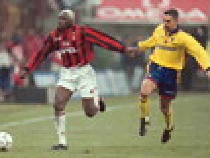 Ibrahim Ba contro Roberto Baggio (foto Ansa)