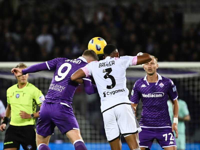 Lucas Beltran contrastato da Bremer - Foto LaPresse