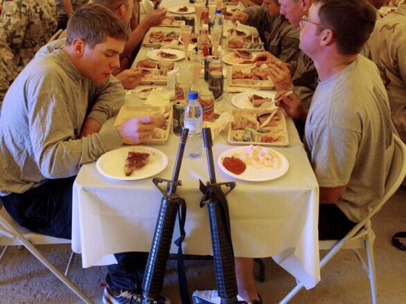 Militari americani di stanza in Afghanistan festeggiano il Ringraziamento nel 2002 (LaPresse)&nbsp;<br />
