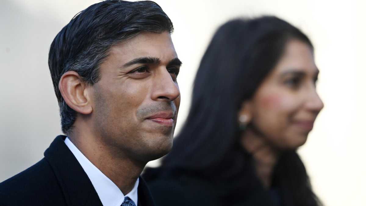 Immagine di Sunak di fronte ai rischi del nuovo rimpasto. Torna David Cameron