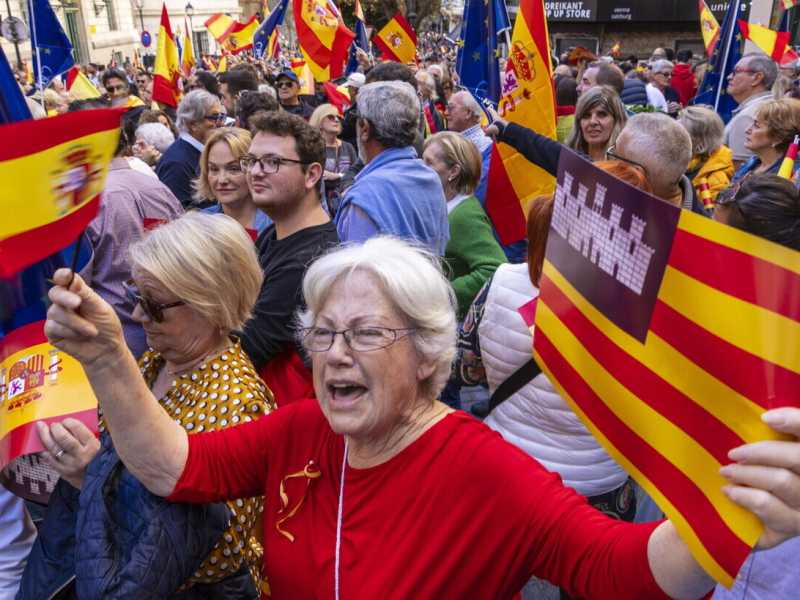 manifestanti contro la legge di amnistia sfilano per le strade di Madrid (foto EPA)
