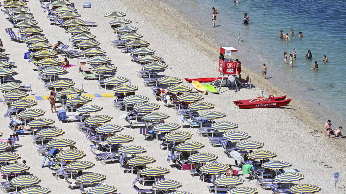 Immagine di L'ultimatum di Bruxelles a Meloni sui balneari: gare o procedura d'infrazione
