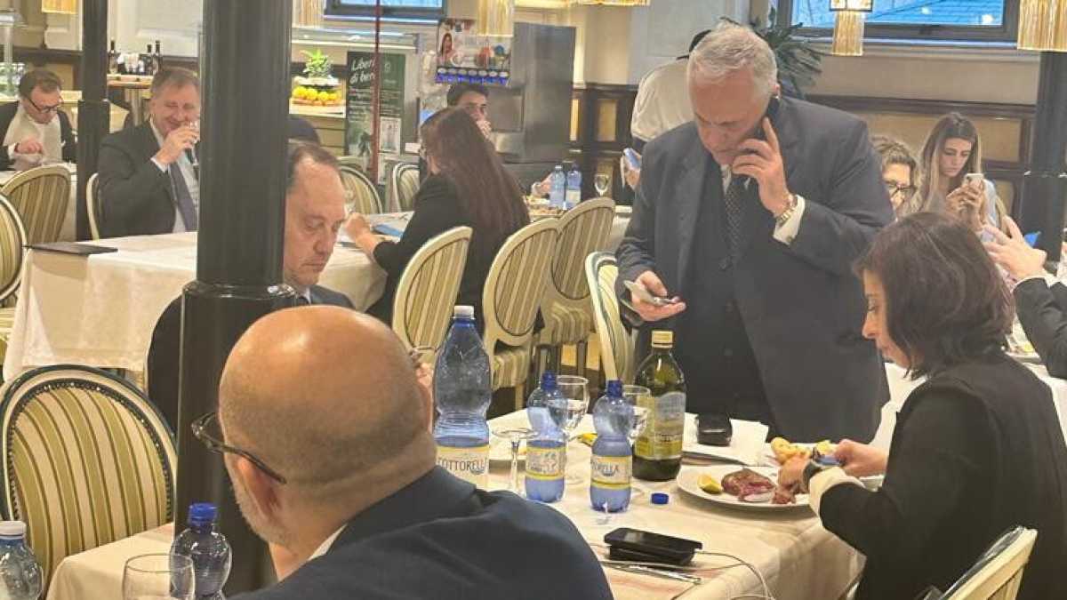Immagine di Lotito show al ristorante del Senato: “Ciria’, cambia sto emendamento”