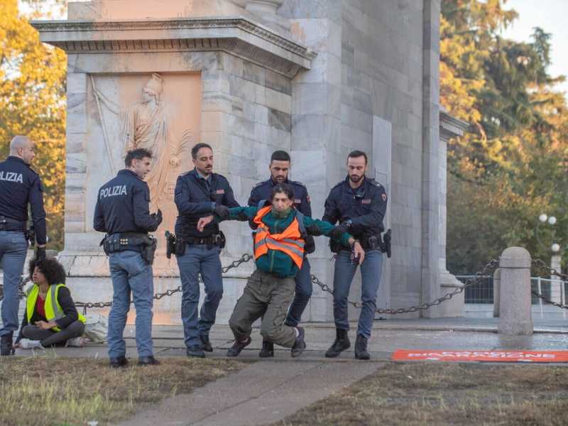 Ultima generazione all'arco della pace a Milano - foto Ansa