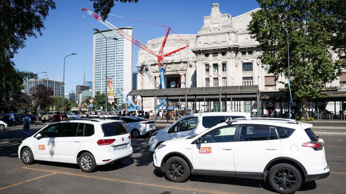 Immagine di Taxi, mille nuove licenze: il piano (ipotetico) di Milano per somigliare un po’ a Barcellona. Riuscirà?