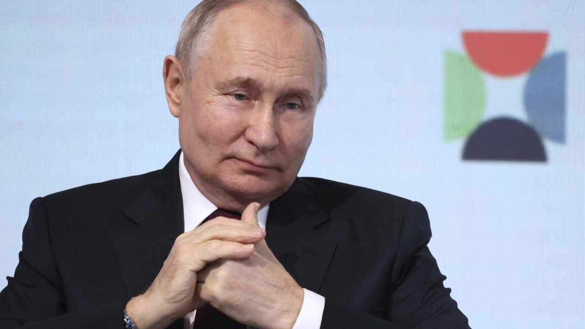 Immagine di Putin ha bisogno di assassini e li scarcera. In galera (per 7 anni) ci manda Sasha e il suo pacifismo