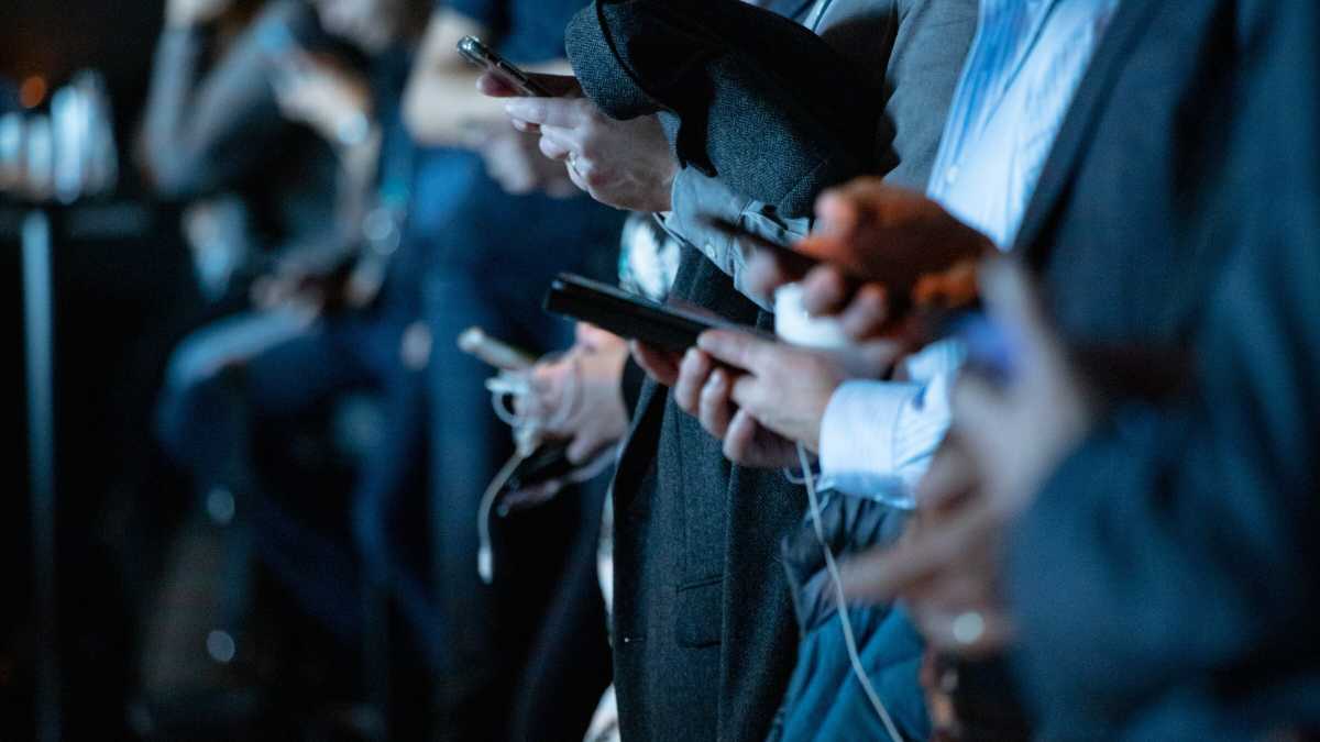 Immagine di Il nostro gesto ipermoderno è chiudere lo smartphone in una gabbia