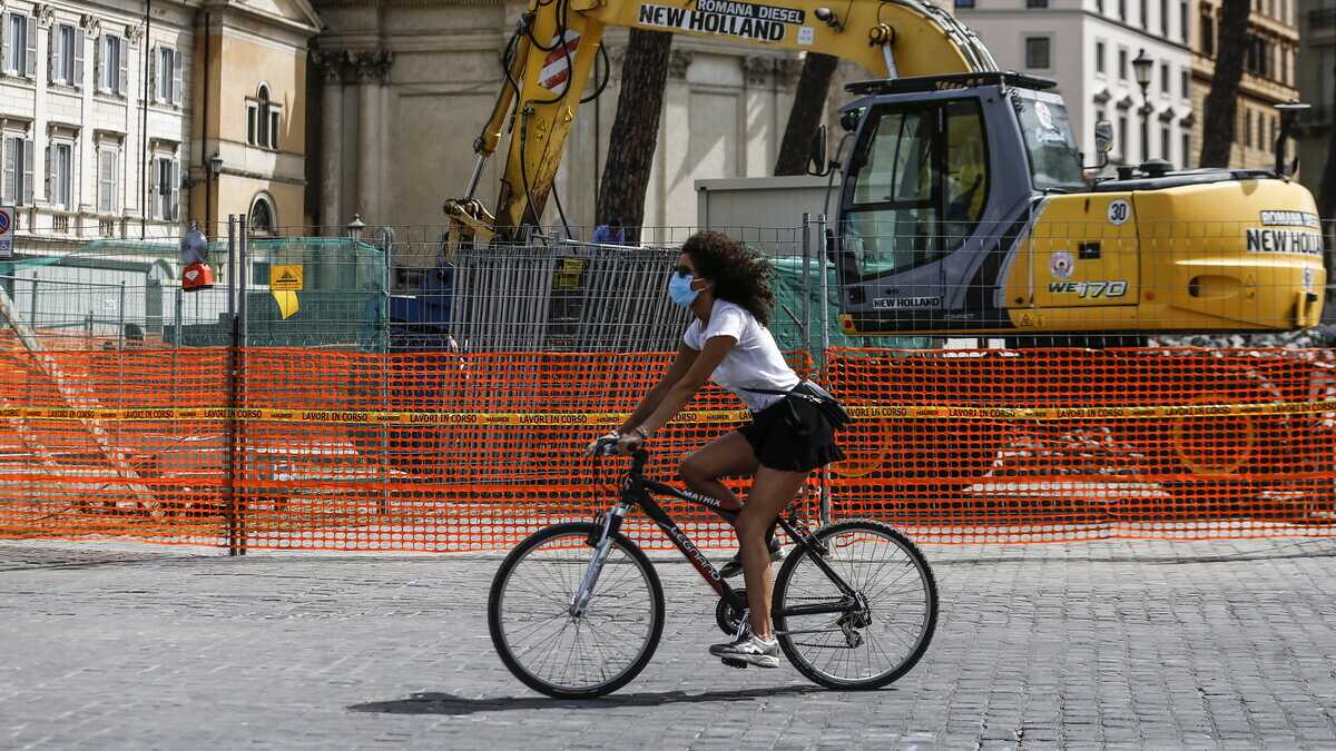 Immagine di Disperazione a pedali. Per evitare ingorghi e cantieri i romani scoprono la cara vecchia bicicletta