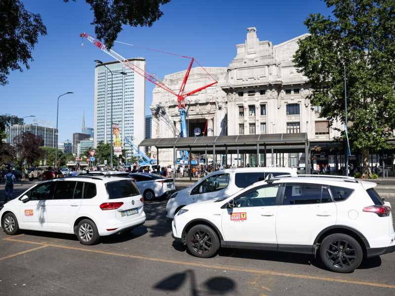 Taxi, mille nuove licenze: il piano (ipotetico) di Milano per somigliare un po’ a Barcellona. Riuscirà?