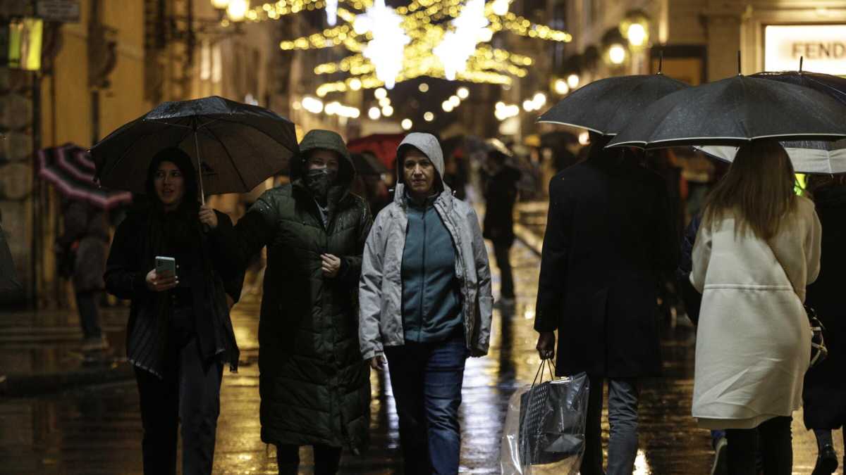 Immagine di Luminarie e addobbi stradali già a novembre. “Del tutto inutili”, dice Castroni