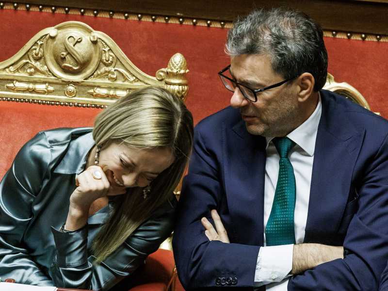 Giorgetti da Siena. Vende Mps ai fondi (e continua con Poste). I patrioti a Wall Street