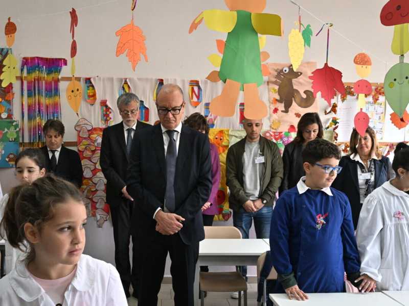 Il ministro dell'Istruzione, Giuseppe Valditara, ha osservato un minuto di silenzio per Giulia Cecchettin insieme agli alunni di una scuola di Napoli (Ansa)&nbsp;<br />