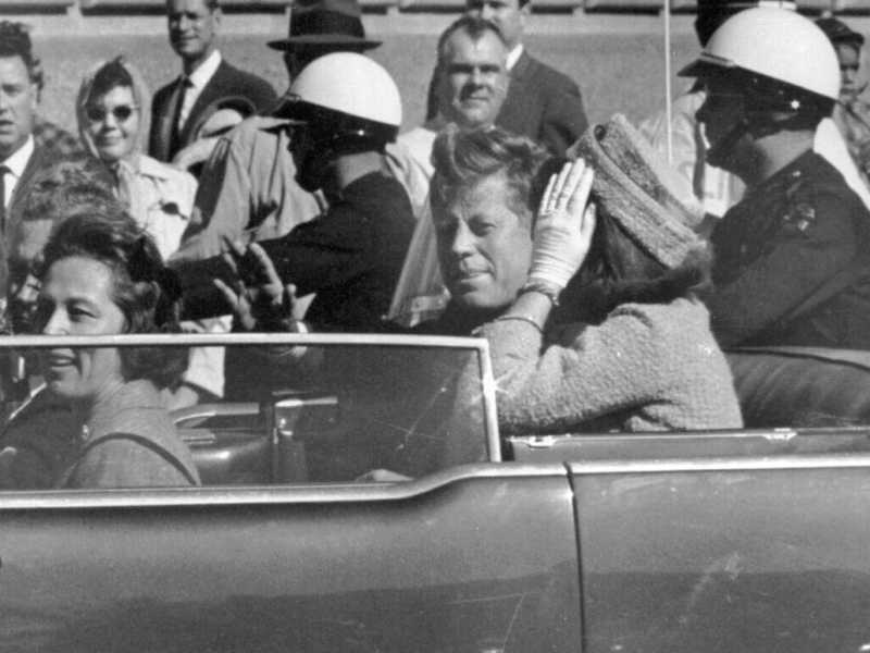 Il presidente Kennedy saluta dalla sua auto circa un minuto prima che gli sparassero, il 22 novembre 1963, a Dallas (AP Photo/Jim Altgens) <br />