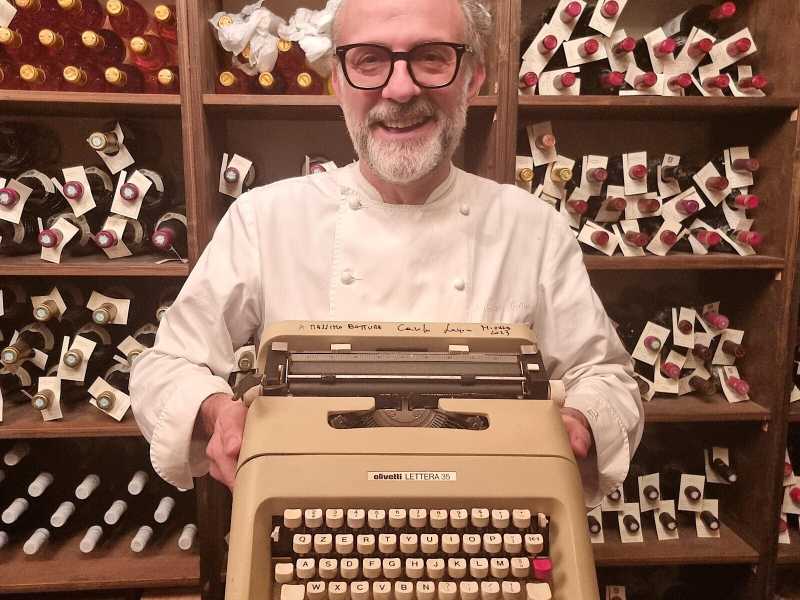 &nbsp;Massimo Bottura con una Olivetta Lettera 35 all'Osteria Francescana