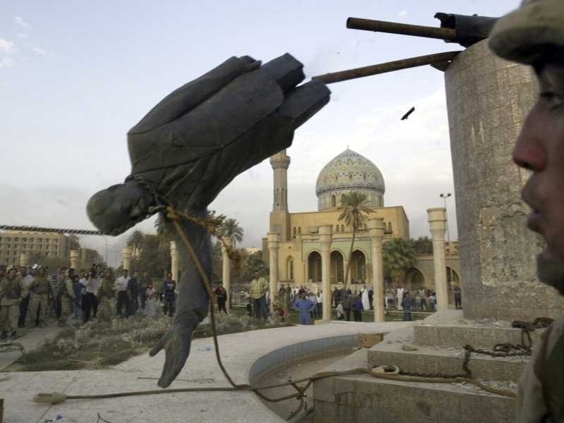 L'abbattimento della statua di Saddam Hussein a Firdos Square, Baghdad, da parte dei soldati americani nel 2003 (foto LaPresse)