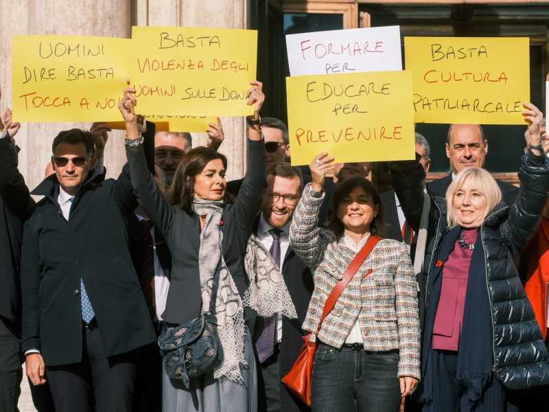 Flash mob contro la violenza sulle donne organizzato dai componenti dell’intergruppo per i diritti delle donne (LaPresse) <br />