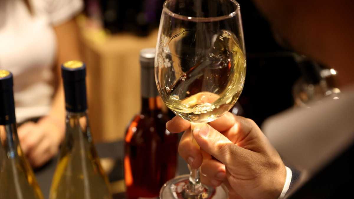 Immagine di Il mondo vuole favole, non fatti. A partire dal vino