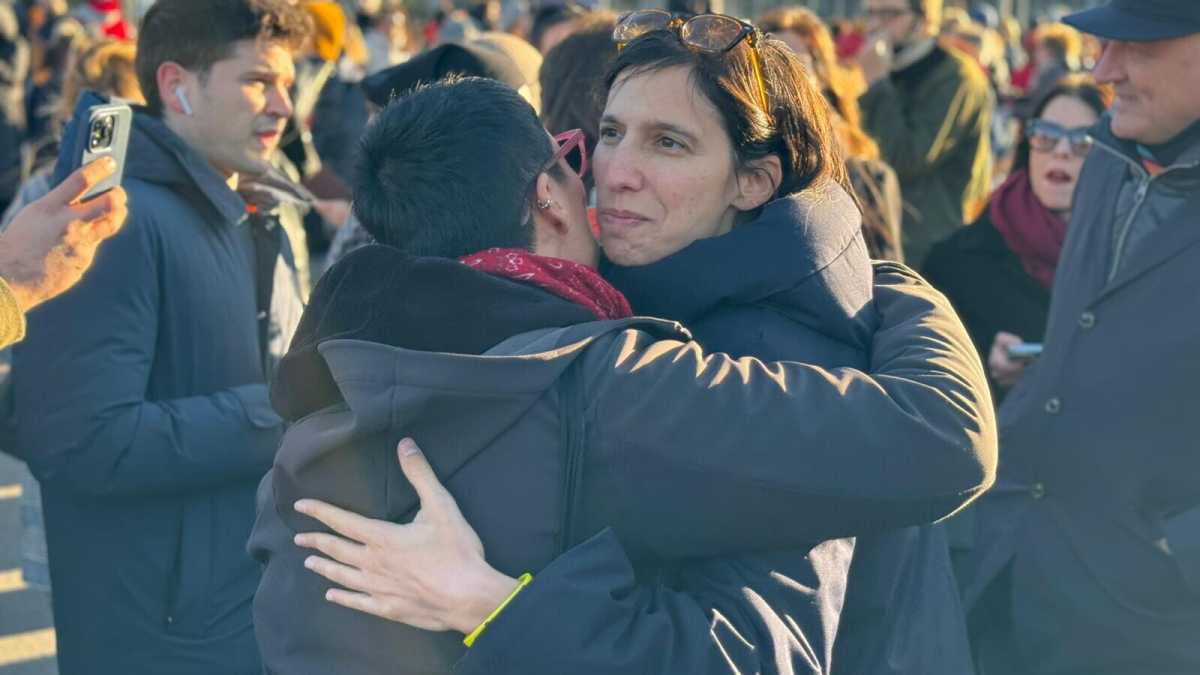 Immagine di Il blitz di Schlein alla manifestazione contro i femminicidi, lontana dal palco e dai cori contro Israele
