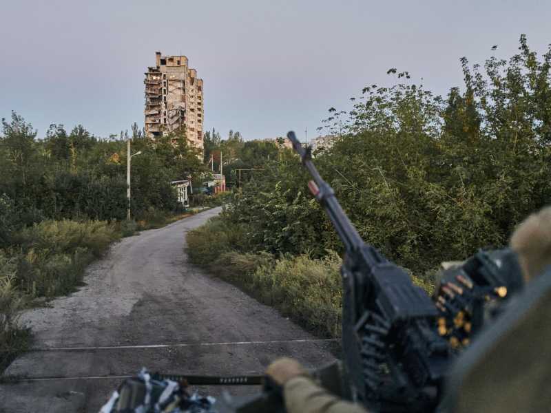 Si fa forte il partito di chi vuole che l'Ucraina negozi con Putin che attacca spietato
