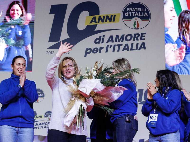 Non rinnegare, non rimuovere. Meloni e la terza Fiuggi sull’euro
