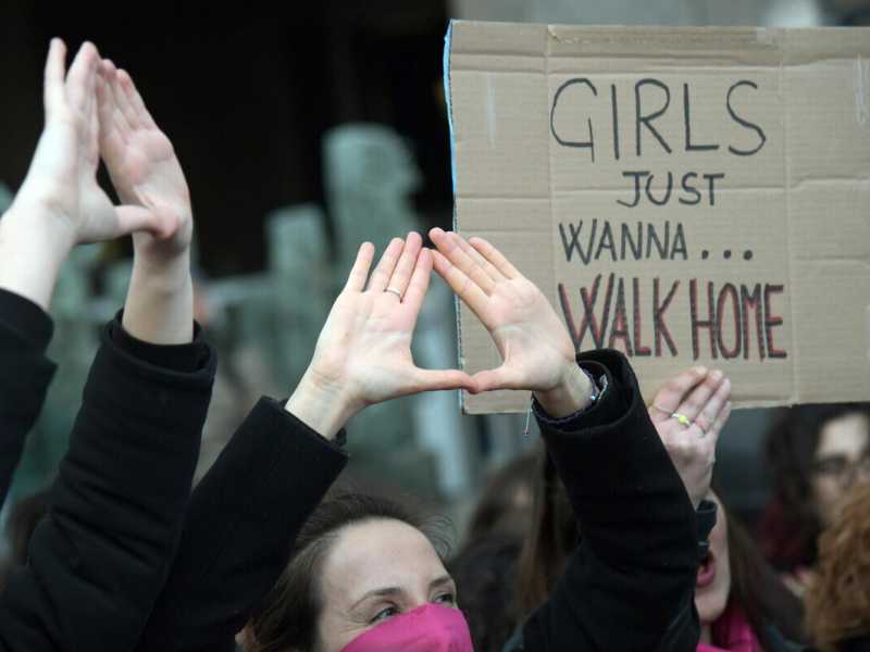 La manifestazione di Roma contro la violenza sulle donne, piena di significati ma con osceni silenzi