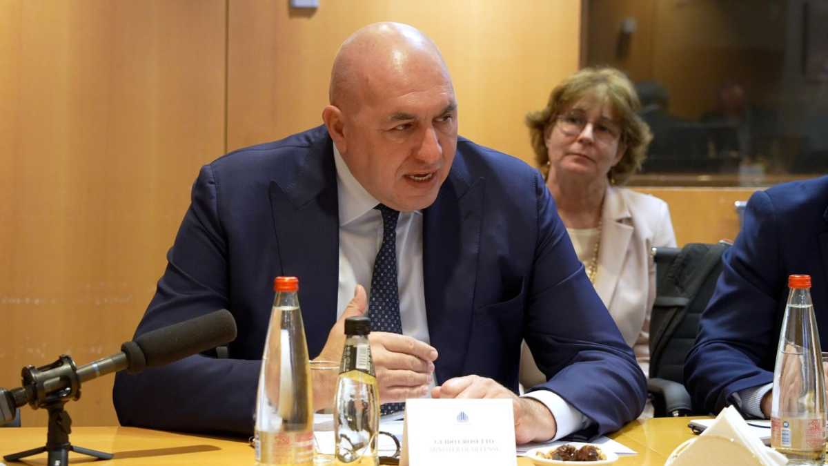 Immagine di "I giudici fanno opposizione": è scontro governo-magistrati per le parole di Crosetto