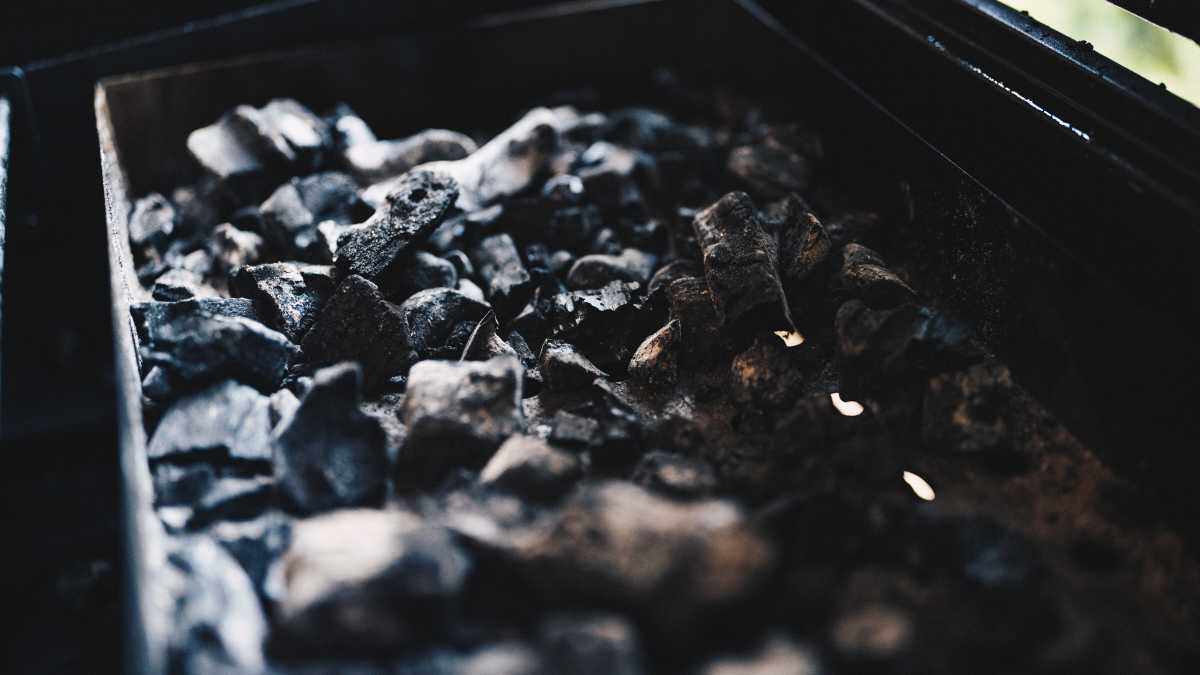 Immagine di Nero come la pece. Storia di un materiale che ha plasmato un'intera società