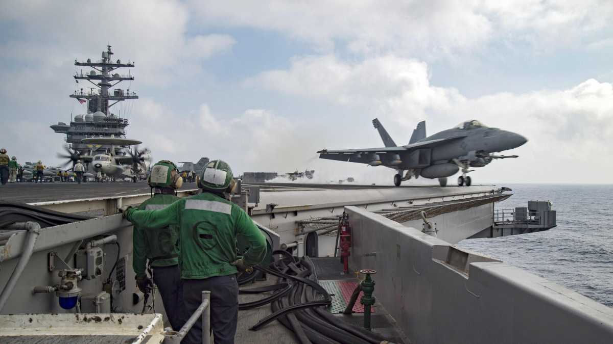 Immagine di Missili dallo Yemen contro una nave americana. L'Eisenhower entra nel Golfo Persico