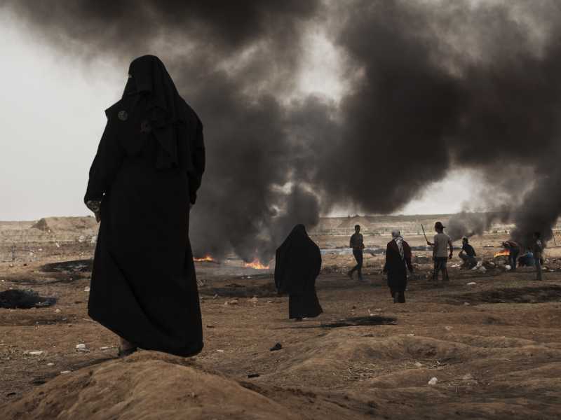 Donna palestinese durante gli scontri con le forze israeliane nel 2018 a Khan Yunis (foto di Etienne De Malglaive/Getty Images)&nbsp;<br />