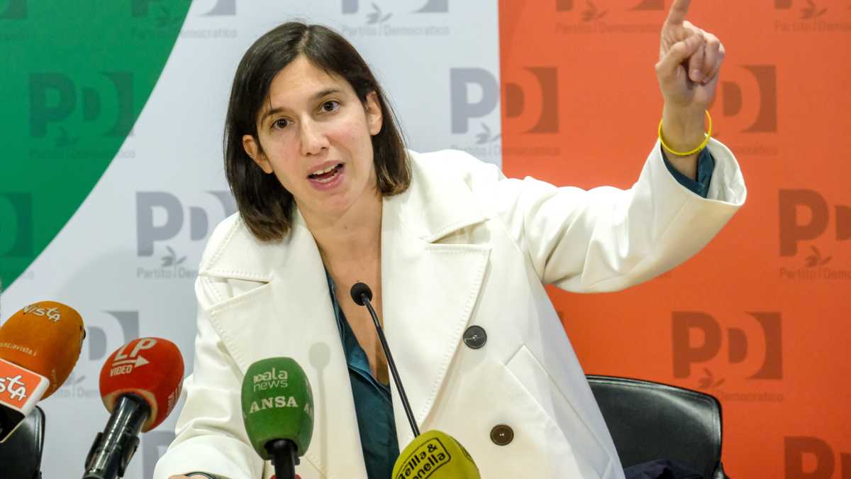 Immagine di Schlein ora è tentata dall'invito di Meloni ad Atreju. Gentiloni "sella" l'Asinello