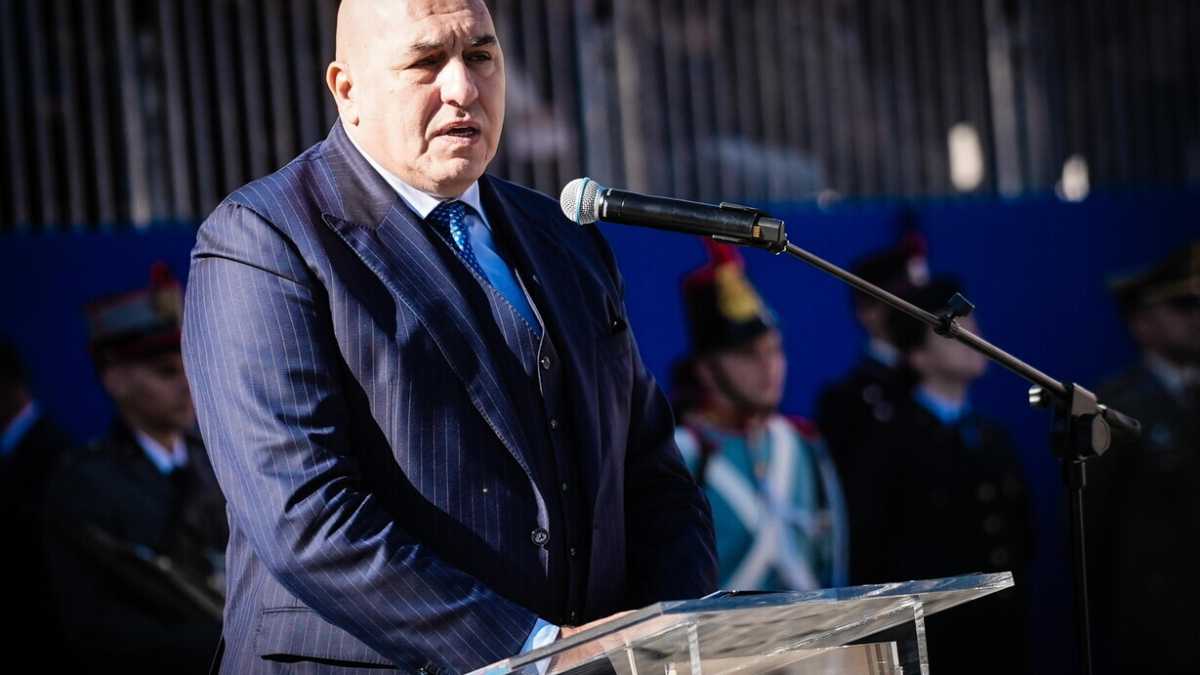Immagine di Crosetto in ritirata: respinto dall'Antimafia, telefona a Santalucia e Nordio lo sconfessa