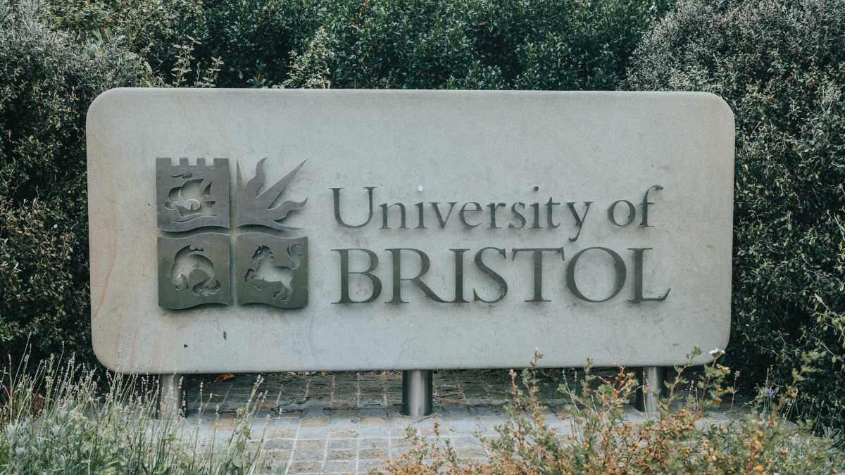 Immagine di L'università di Bristol cancella tabacco, zucchero e cacao dal suo passato