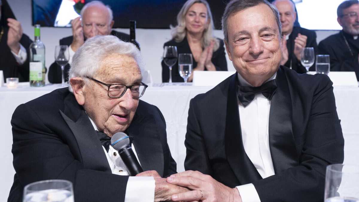Immagine di L'amicizia di Kissinger con Mario Draghi e l'incontro con Meloni
