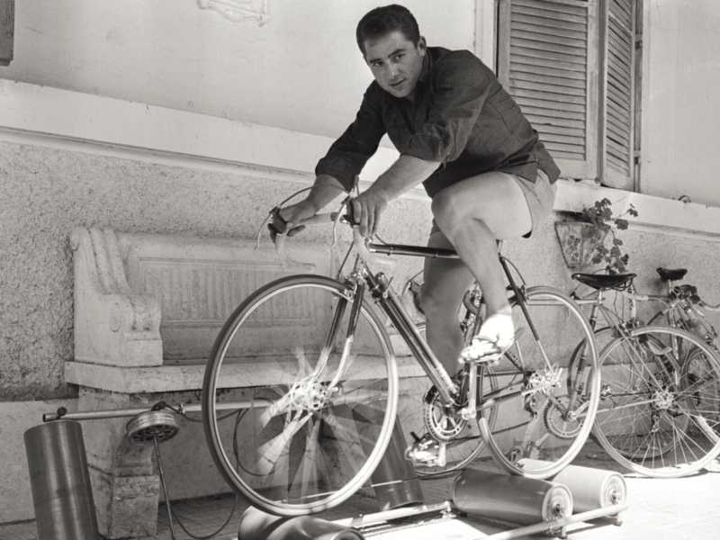 Sante Gaiardoni si riscalda sui rulli poco prima della finale della Velocit&agrave; alle Olimpiadi di Roma 1960 (foto Getty Images)