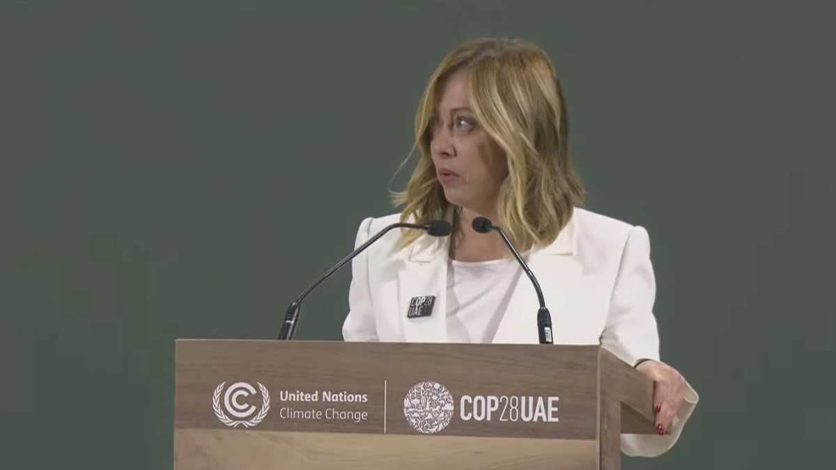 Immagine di Meloni e il tic contro "il cibo prodotto in laboratorio" alla Cop 28 di Dubai