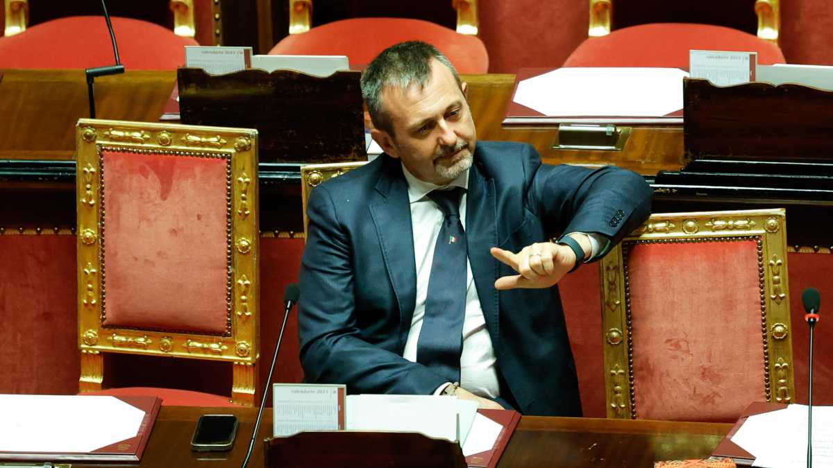 Immagine di Perché il rinvio a giudizio del sottosegretario Delmastro non è un complotto