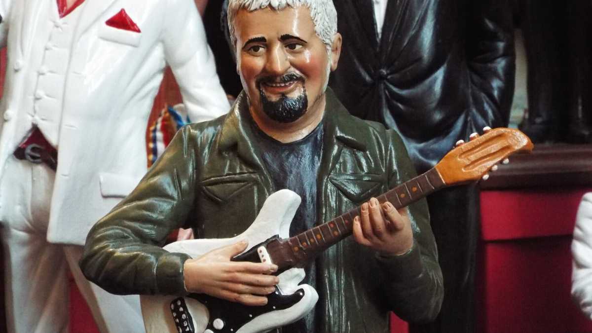 Immagine di A Un posto al sole torna l'allegria cantata da Pino Daniele
