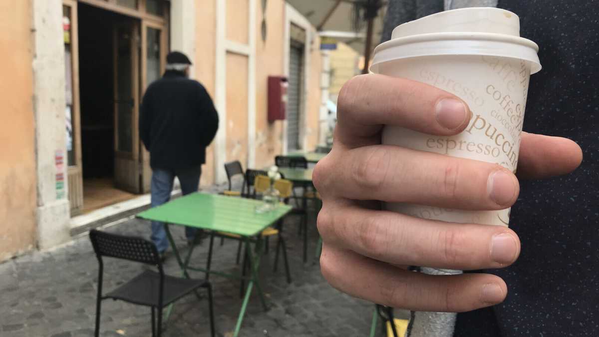 Immagine di Ode a Starbucks. Non americano ma nemmeno amatriciano: antropologia del frappuccino a Roma