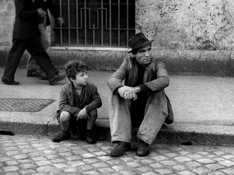 Una scena di Ladri di biciclette, film del 1948 diretto, prodotto e in parte sceneggiato da Vittorio De Sica (Wikimedia) <br />