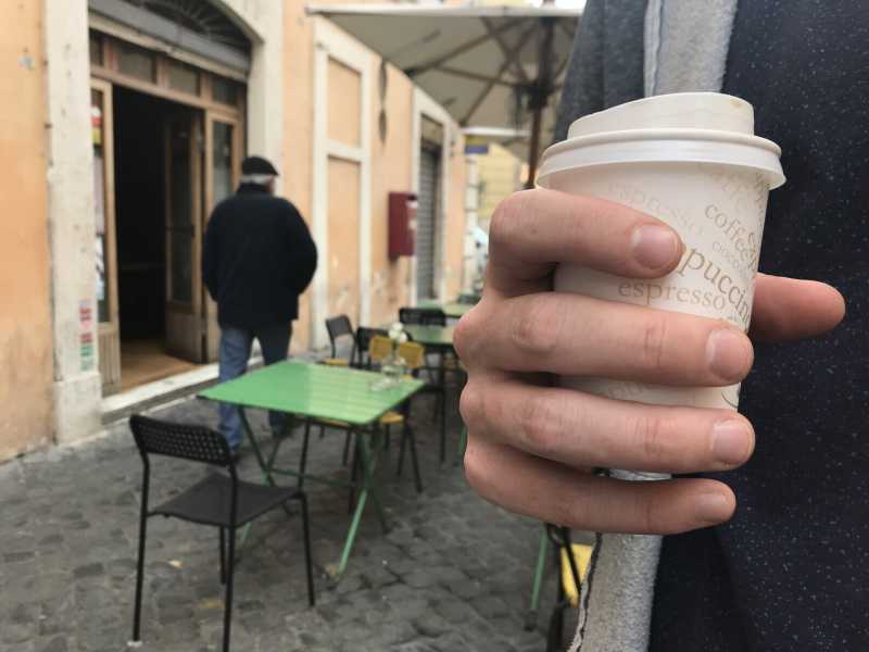 Ode a Starbucks. Non americano ma nemmeno amatriciano: antropologia del frappuccino a Roma