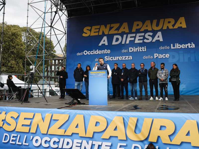 Il Salvini Voltaire. Mescola pace, geopolitica e ribaltone: "Fascista chi odia Israele"