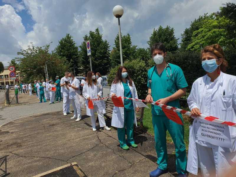 La protesta dei medici davanti agli ospedali Sandro Pertini e Sant'Eugenio di Roma, 17 giugno 2020 (Ansa)&nbsp;<br />