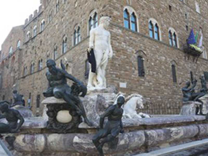 La disfida pd di Firenze, le due dame e il pericolo dietro la porta
