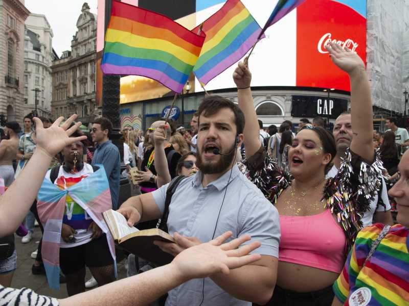 Un contestatore con in mano una Bibbia al Pride di Londra nel 2019 (foto di Claire Doherty/In Pictures viaGetty Images) <br />