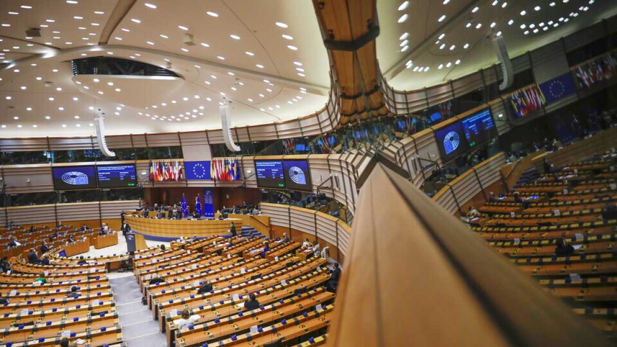 Immagine di A Bruxelles si negoziano le nuove regole sull'AI: l'accordo che manca e la posizione dell'Italia