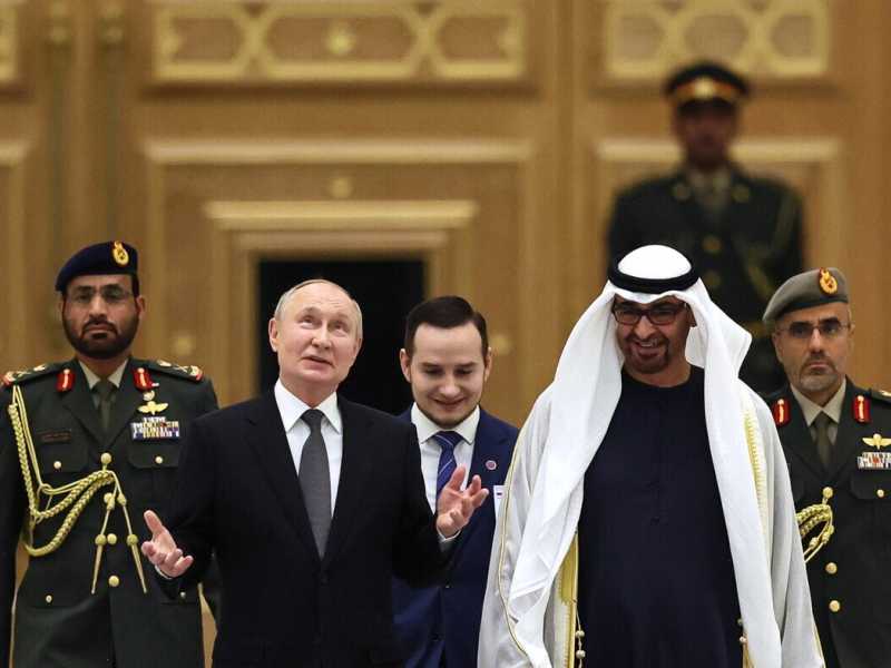 &nbsp;Vladimir Putin con Mohamed bin Zayed al Nahyan, presidente degli Emirati Arabi Uniti (foto Ansa)