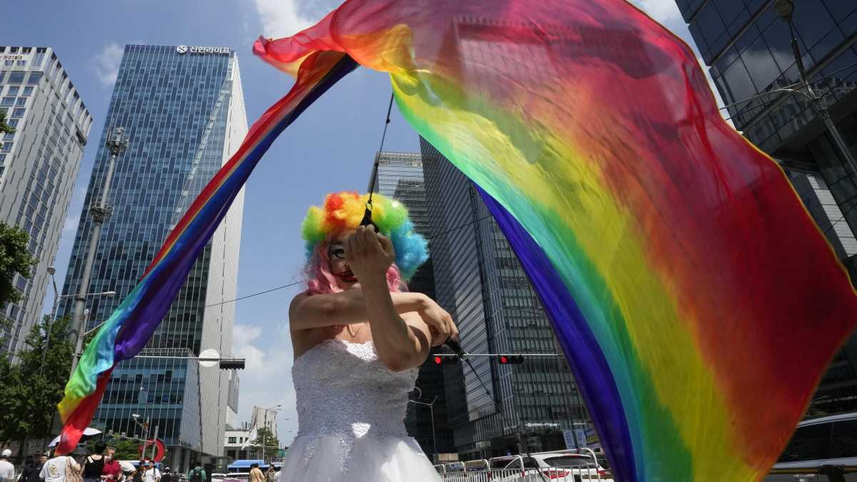 Immagine di Almeno i preti se ne stanno alla larga dalla "Bibbia queer"