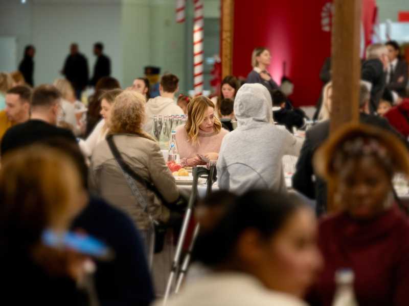 Niente Scala, ma pranzo con gli ultimi: Meloni si contizza alla ricerca della normalità