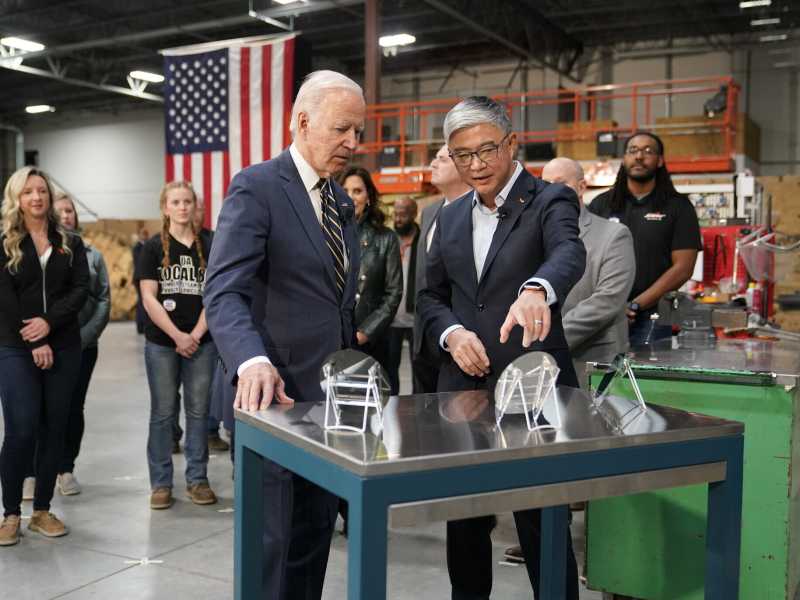 Biden visita una fabbrica di chip della SK Siltron CSS in Michigan, con il ceo della compagnia Jianwei Dong (Patrick Semansky/Ap)&nbsp;<br />
